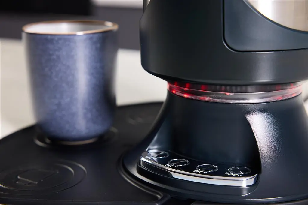 Gilia tipping kettle on its swivel base, BPA-free plastic and stainless steel (view 4)